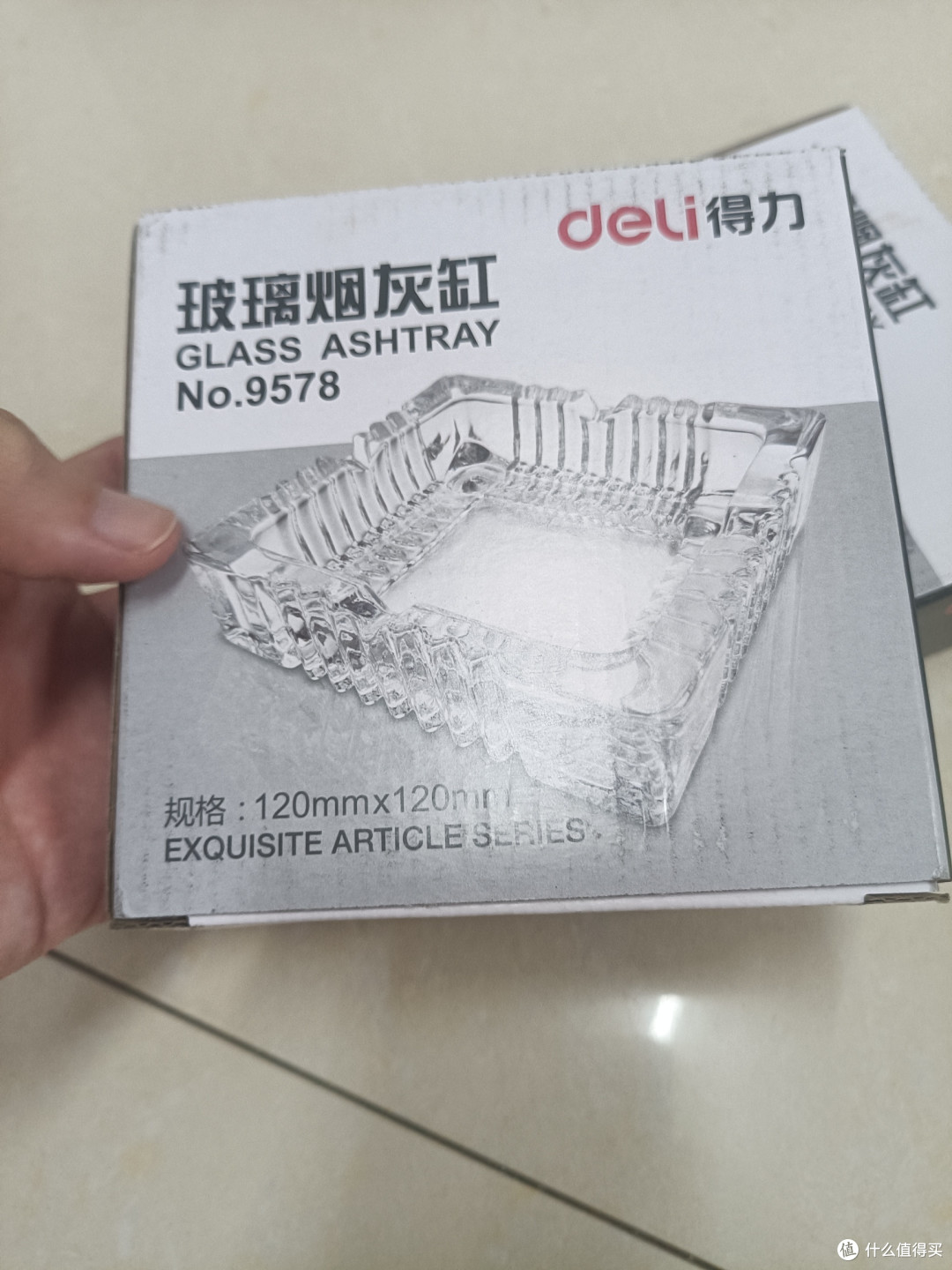 漂亮的玻璃烟灰缸,买两个放起来,偶尔给客人用