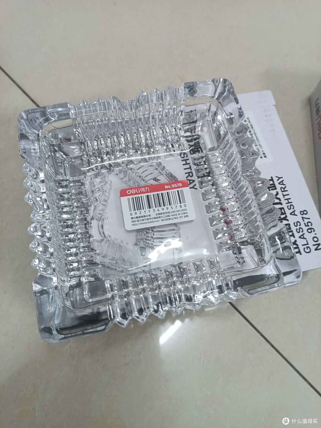 漂亮的玻璃烟灰缸,买两个放起来,偶尔给客人用