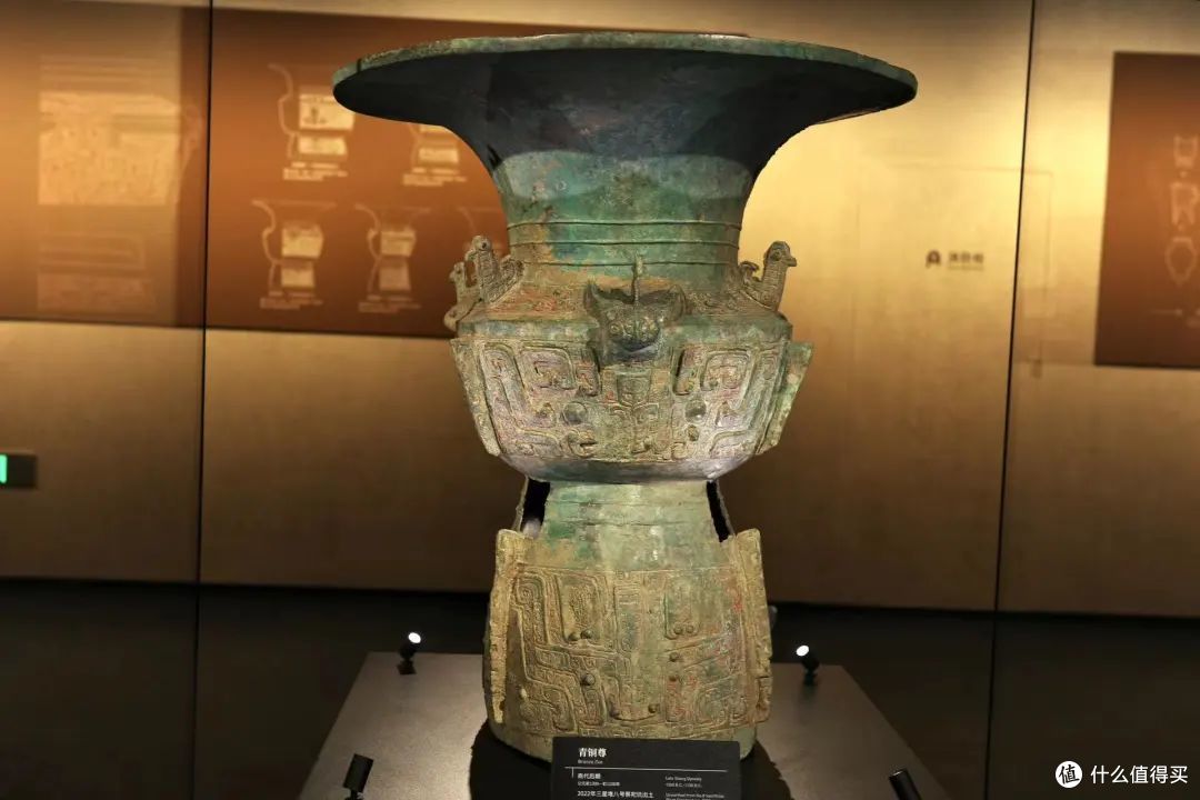 *与商朝文物类似的青铜尊