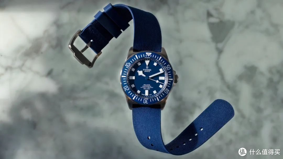 上一款 Pelagos FXD 赠送针扣橡胶带，这次没有