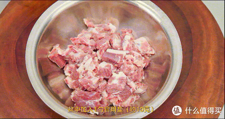 厨师长教你:“椒盐排骨”的家常做法,外酥里嫩,椒香味浓