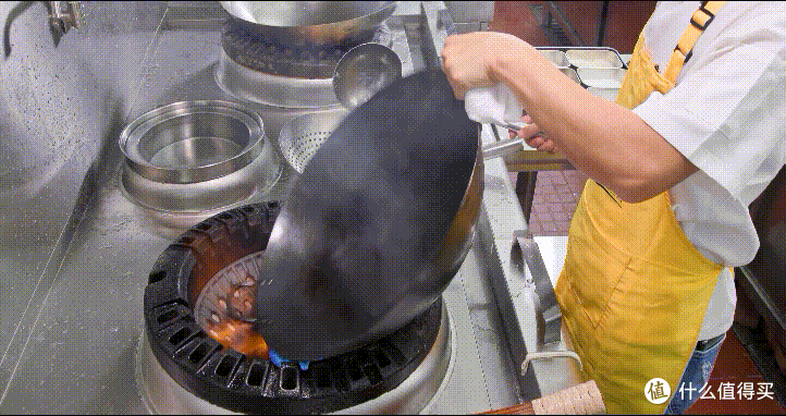 厨师长教你:“椒盐排骨”的家常做法,外酥里嫩,椒香味浓