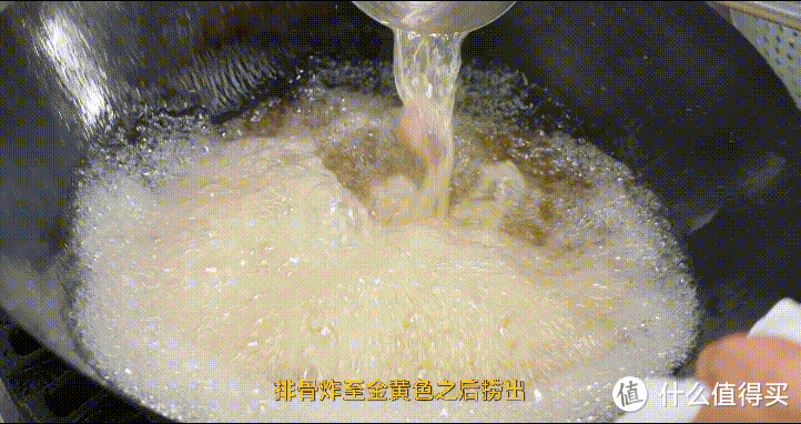 厨师长教你:“椒盐排骨”的家常做法,外酥里嫩,椒香味浓
