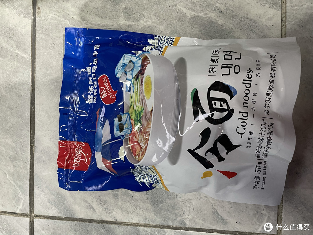 「荞麦冷面」:正宗韩国口味，口感顺滑，真的甚是不错！