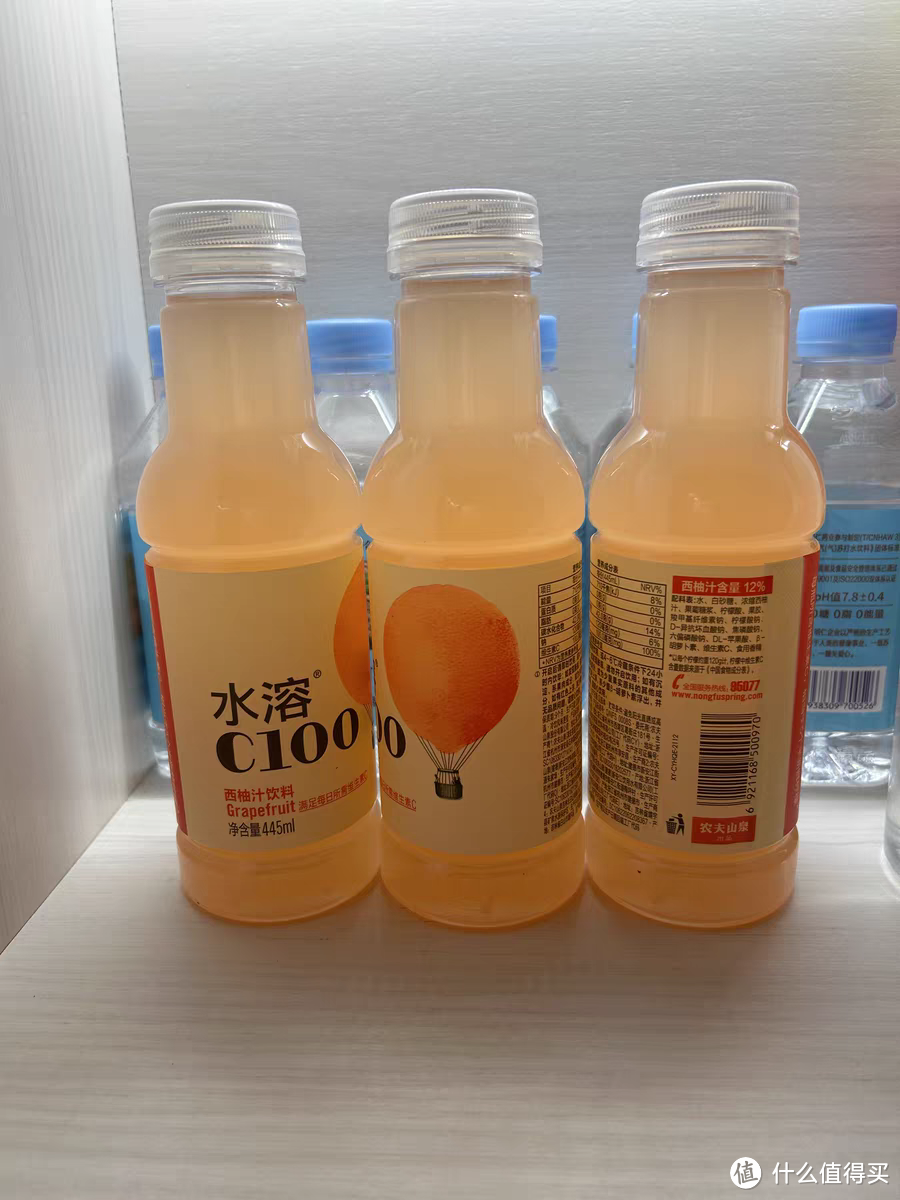 山泉水溶C100西柚汁饮料，是一款以天然西柚为主要原料，采用高科技水溶技术制作而成的饮料。