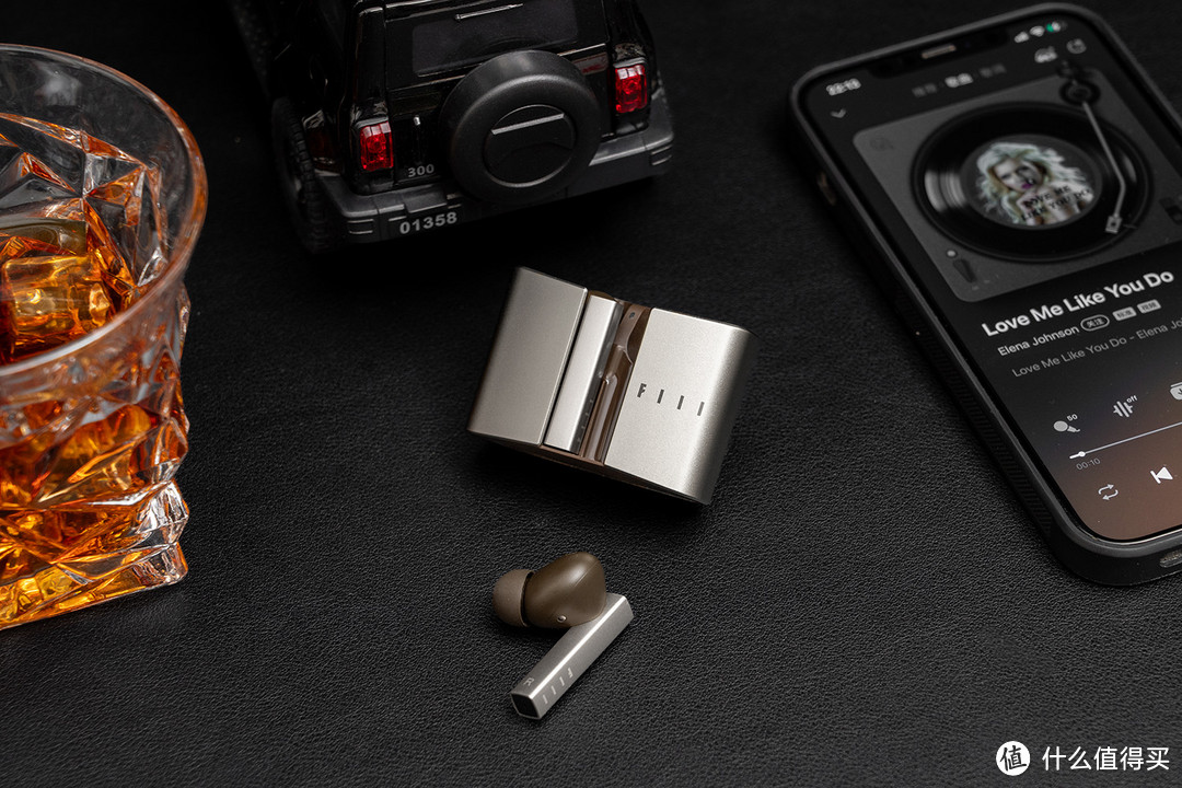 FIIL x TANK CC Pro2特别联名限定款耳机：硬派且放纵，带你怒放生命
