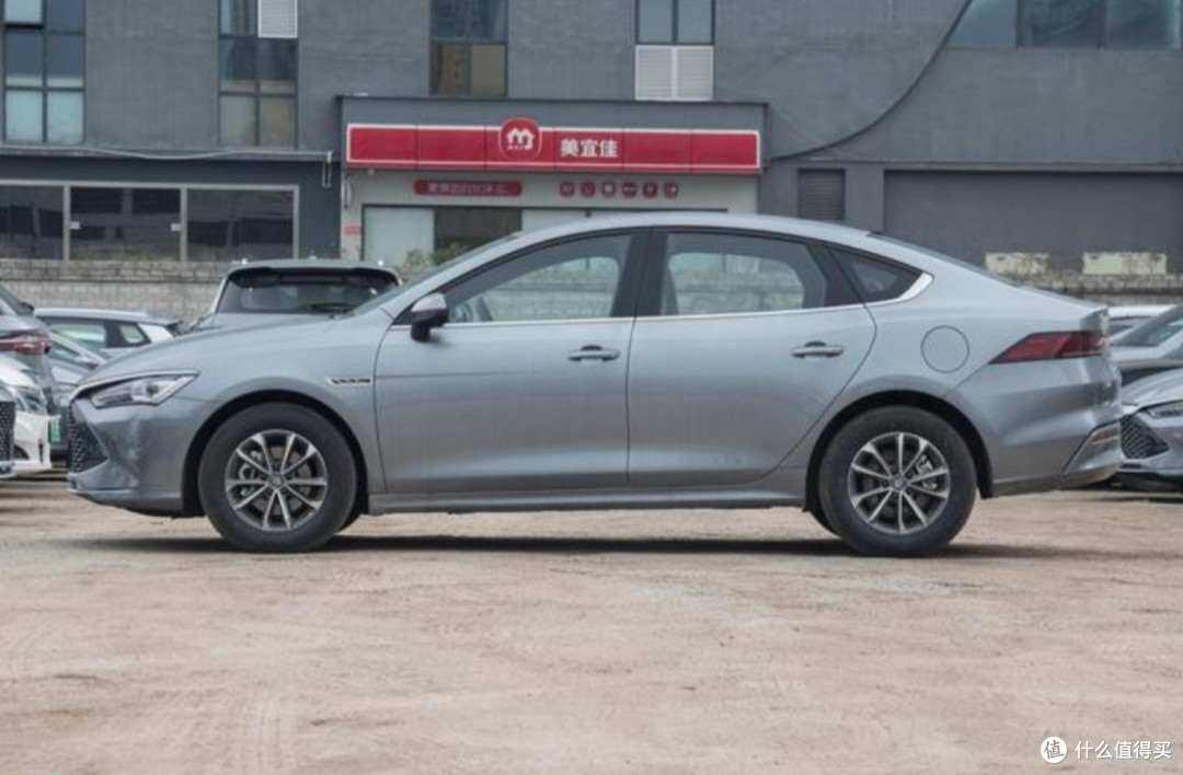 比亚迪秦 PLUS DM-i:开启新能源混动车型的新时代