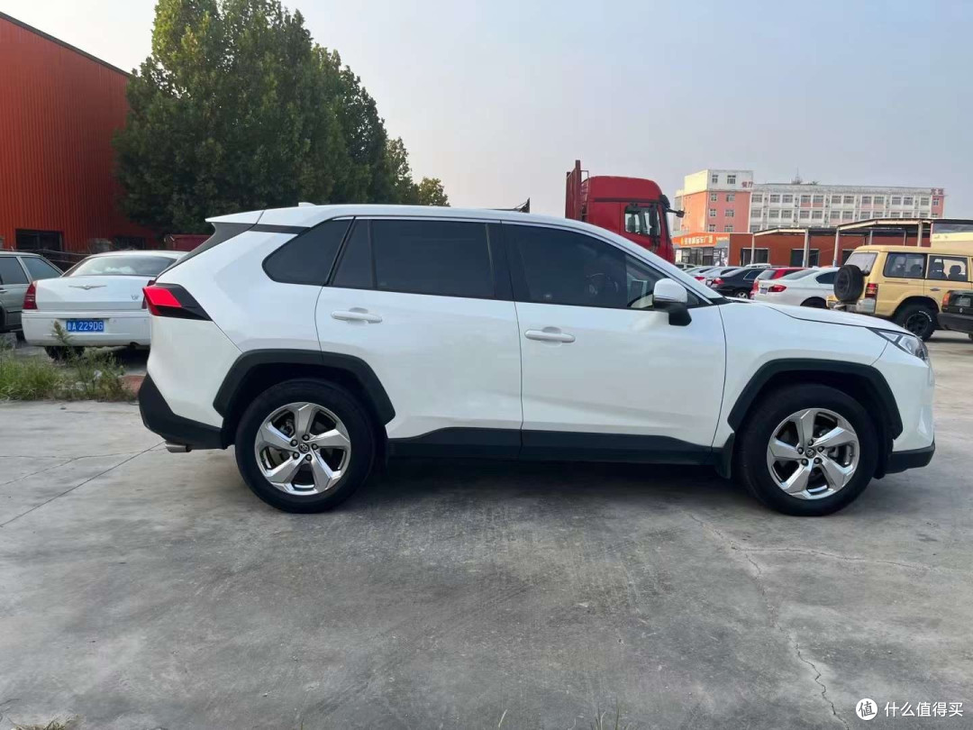 以下是一些关于丰田RAV4内饰设计的常见特点