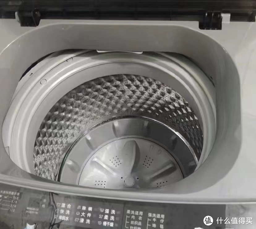 美的洗衣机作为一家知名的家电制造商，具有许多优点，以下是其中一些主要的优点