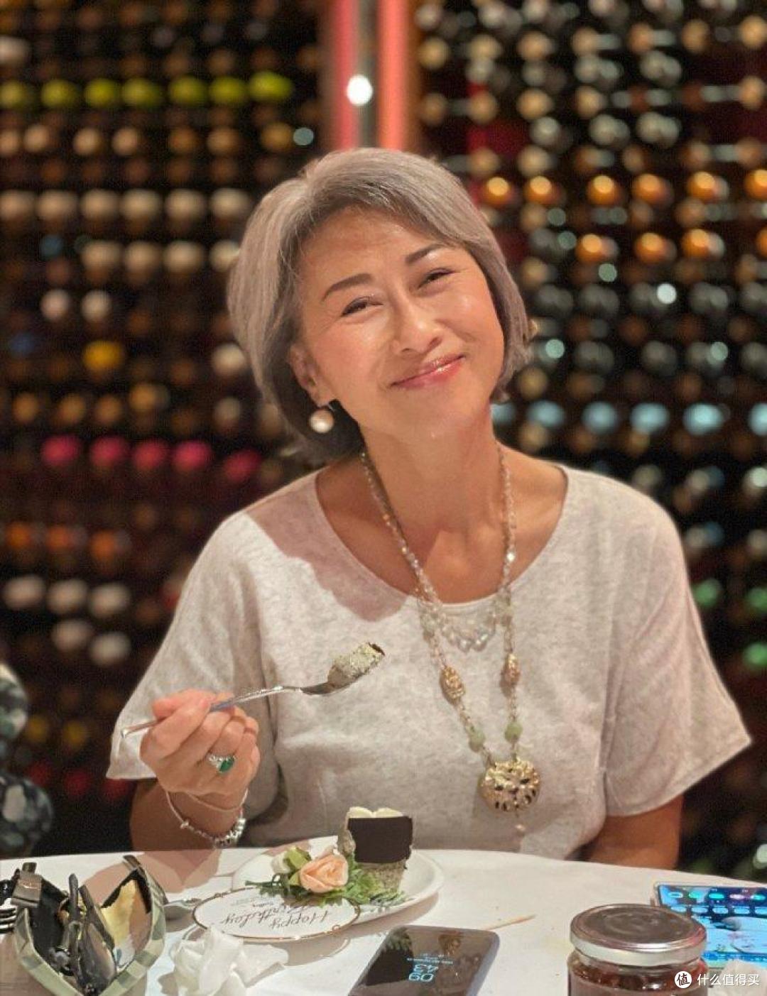 叶倩文过62岁生日,我却被她的状态惊艳!满头白发仍美若“少女”