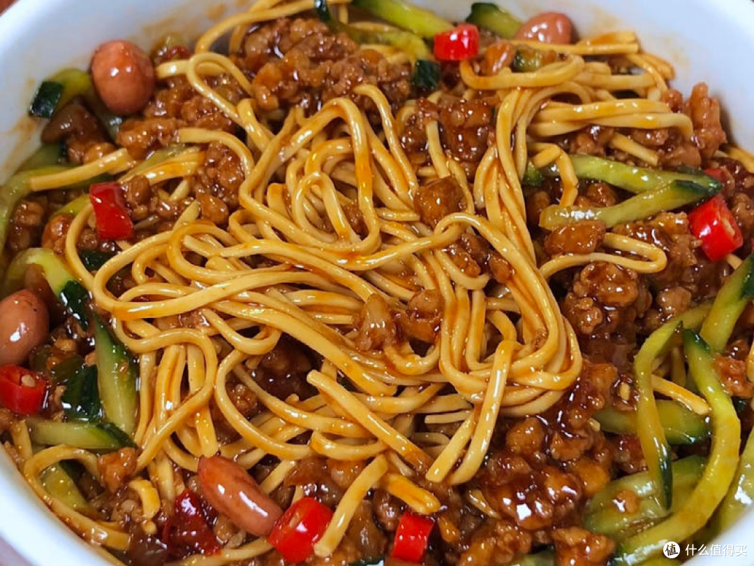 在家十分钟就能做好的肉酱拌面！酱香浓郁，肉末裹满每根面条！家里人超级爱吃！！