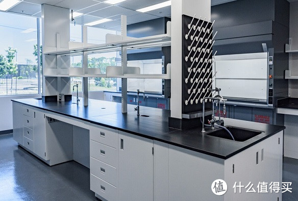 如何确定实验室通风柜的尺寸和容量，以确保能够满足特定实验室的需求？