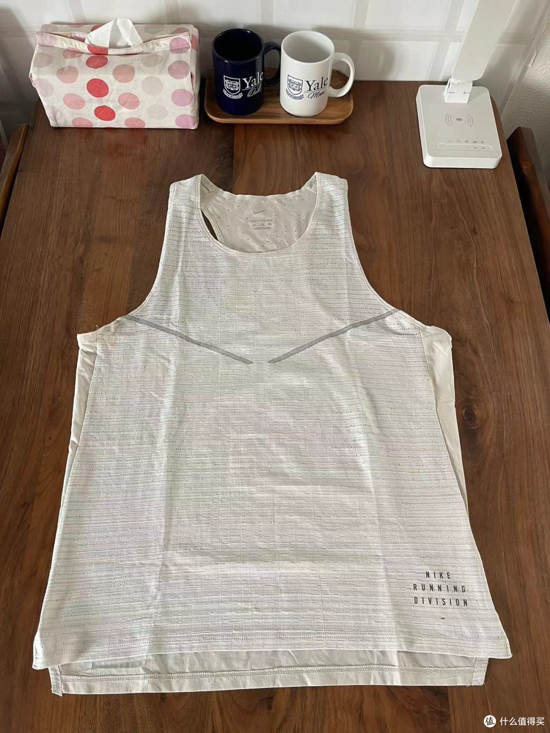 背心正面为梭织全网眼面料，十份透气，胸前有两道反光条，增加夜跑安全性