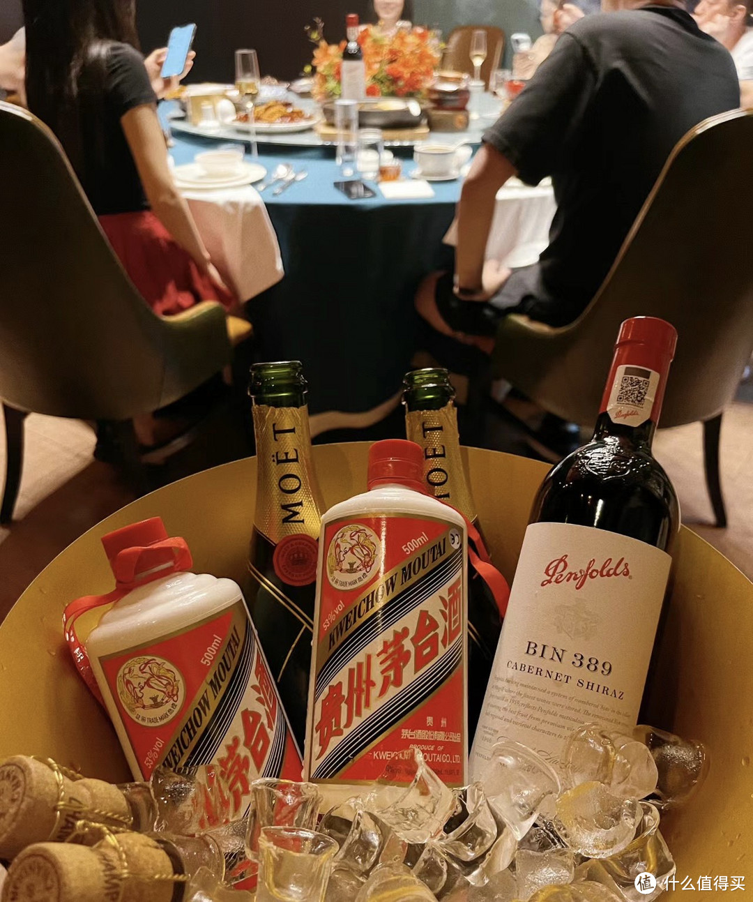 茅台是一种著名的白酒，中秋节是中国的重要传统节日，送茅台作为礼物寓意着“美酒送佳节，深情厚谊”。