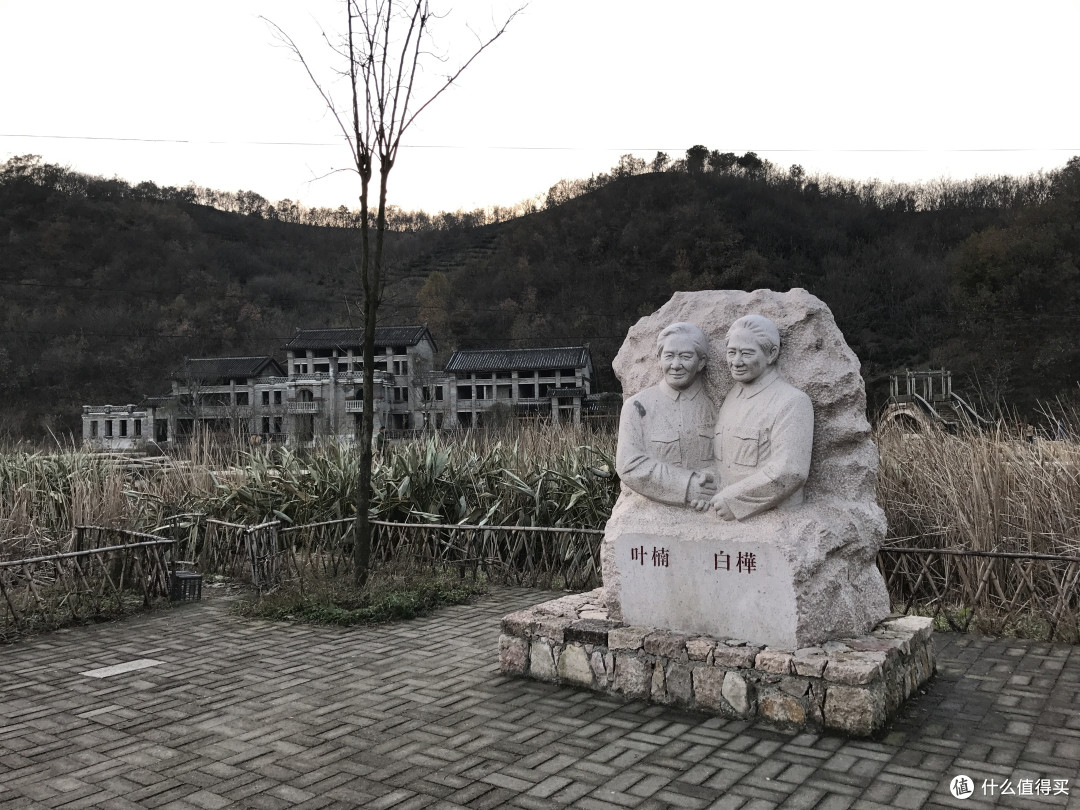 叶楠、白桦雕像