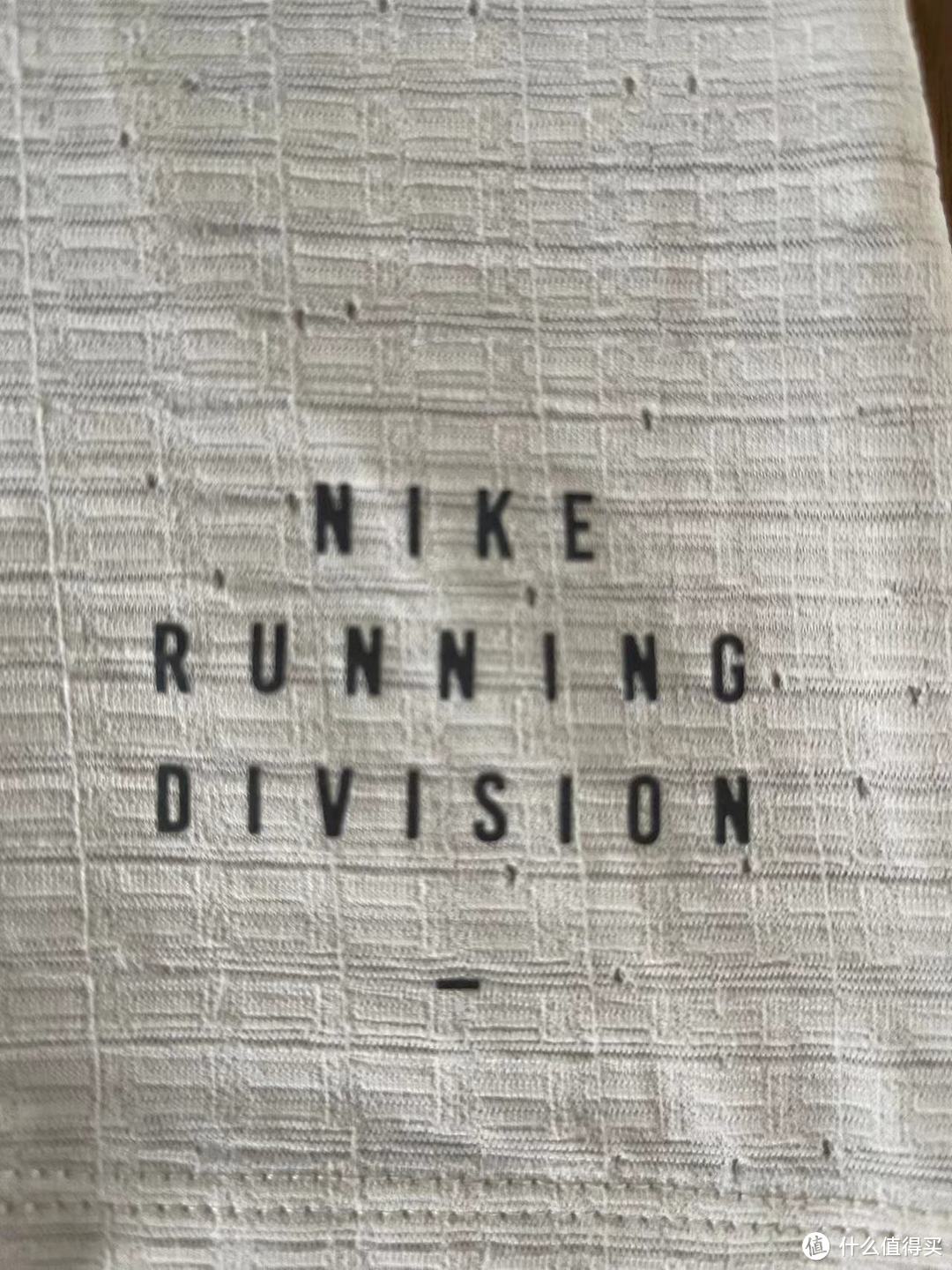 Nike Running Division 的特写，同时也可以看到梭织面料的特点是以透气性为主
