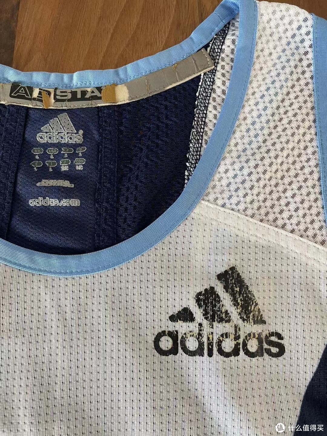 领标处的八国尺码和反光adistar系列标都已经斑驳，胸前的adidas logo更是沧桑，但从特写可以看出面料的透气性能相当不错。