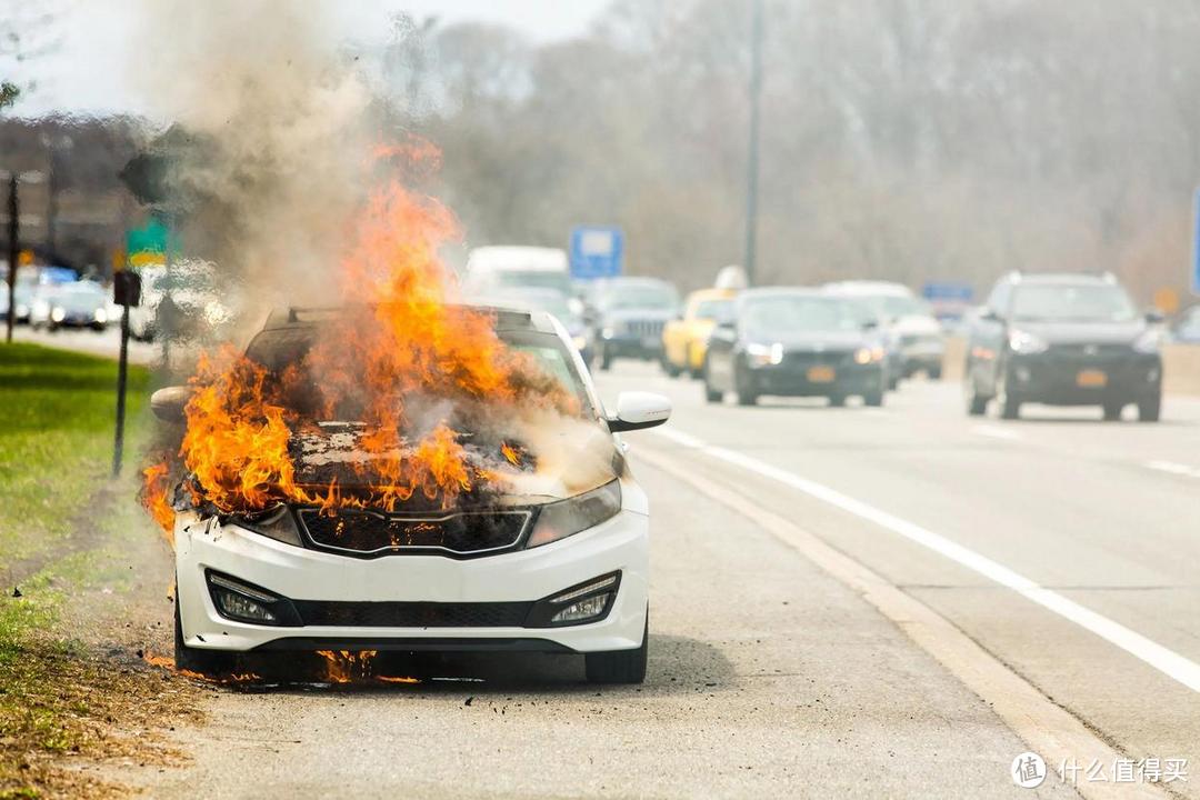 碰撞起火致4人死亡！别嘴硬了，电动车自燃就是比燃油车危险
