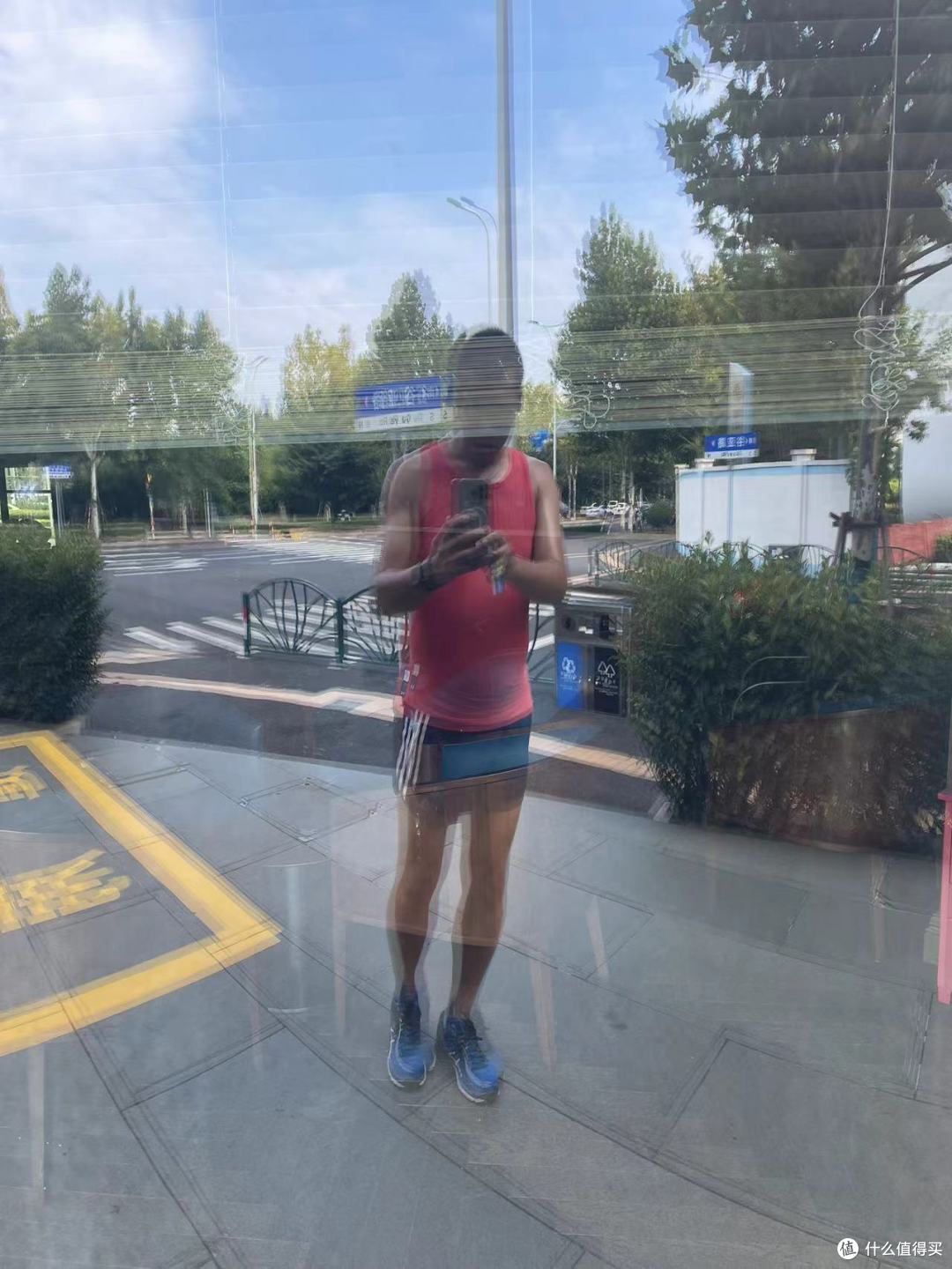 上身效果，Underamour的尺码还是偏小，勒的我肚子都显出来了，逼着我向巨石强森看齐吗？