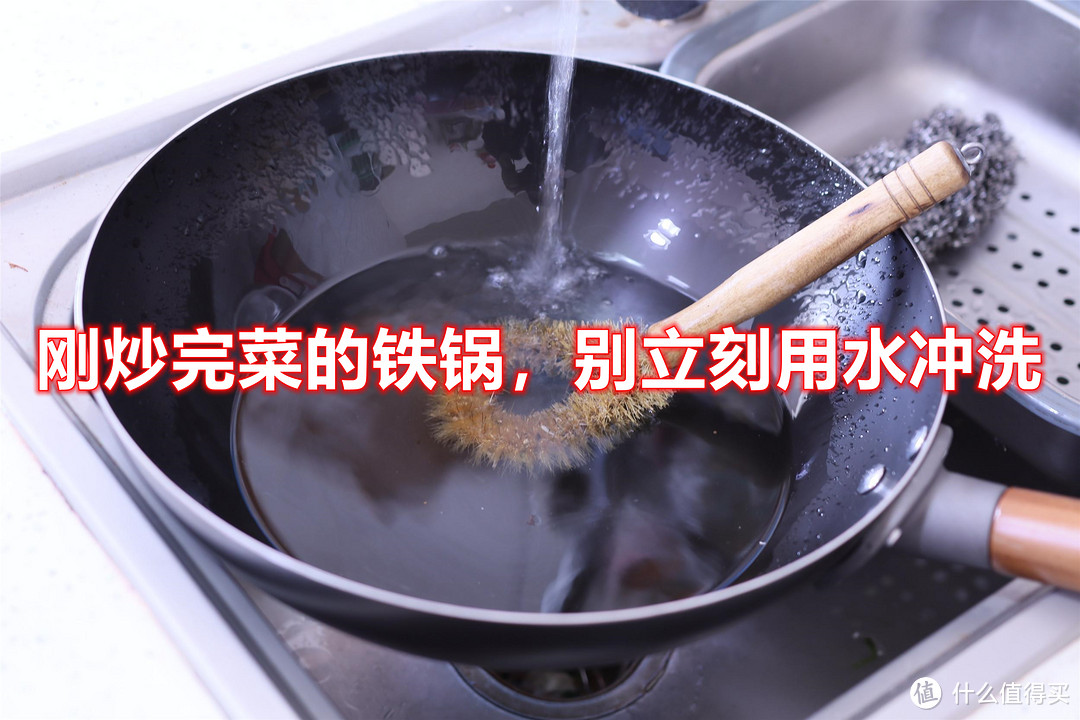 大厨提醒：刚炒完菜的铁锅，别立刻用水冲洗，难怪一年换好几个锅