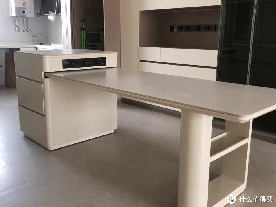 轻奢伸缩岛台餐桌一体：小户型开放式厨房的完美解决方案