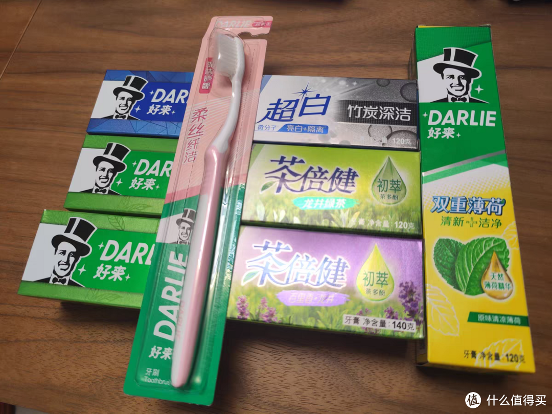 这款牙膏的最大特点就是其独特的配方。它采用了小苏打和薄荷茶的成分，这两种成分都是天然的