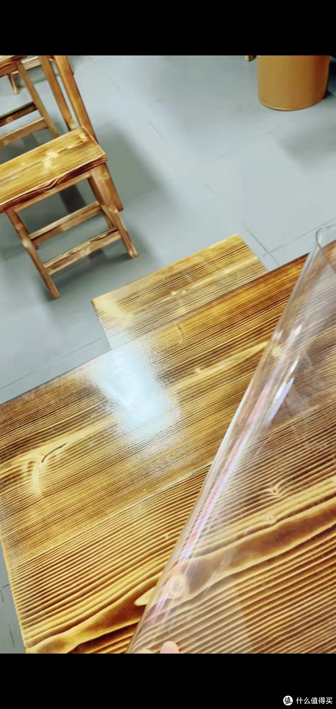 实木碳化烧烤店桌椅：质地坚实，制作过程健康环保