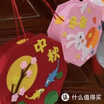 手提花灯是中秋节独具特色的传统艺术品
