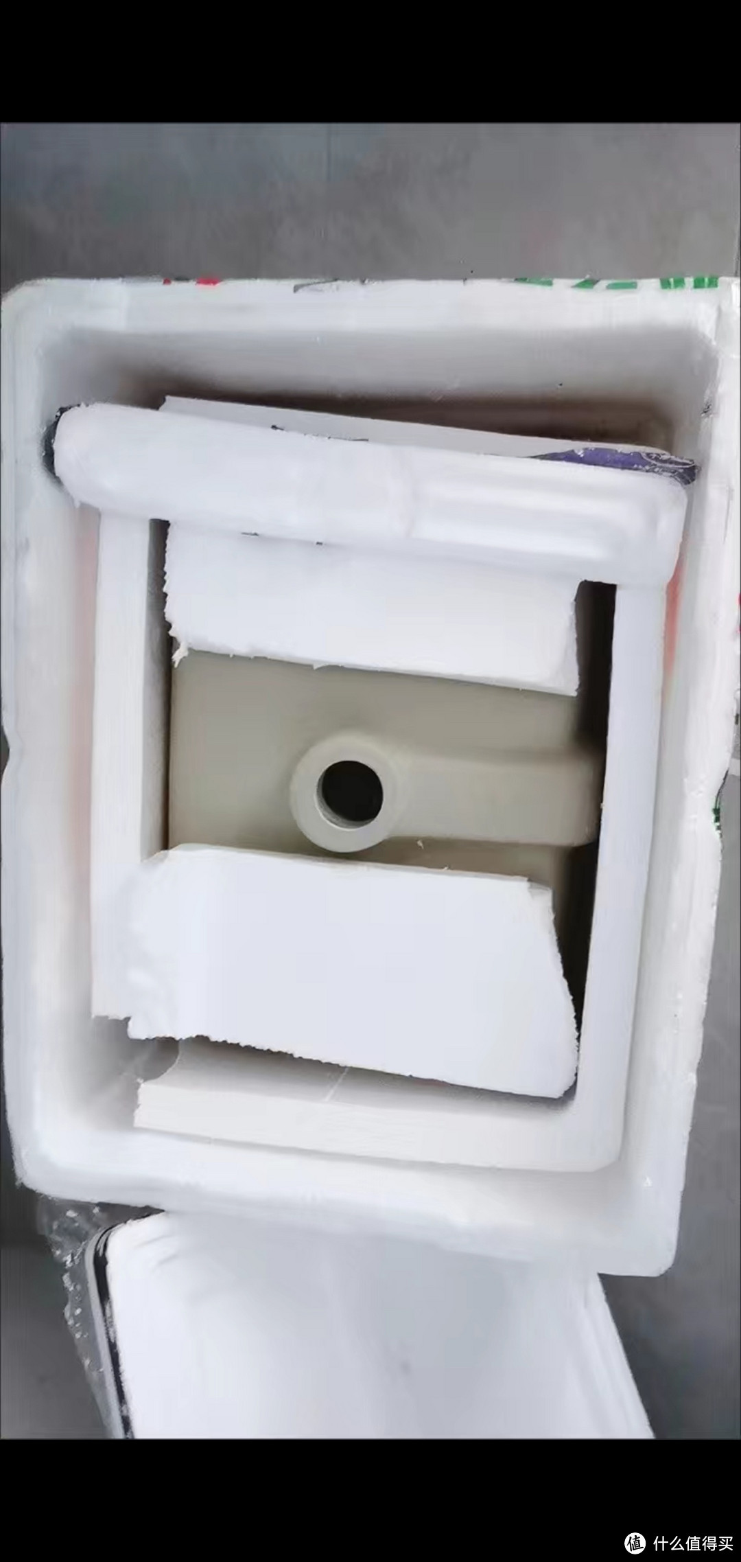 嵌入式陶瓷洗手池：白色陶瓷原色，五层施釉工艺，安全溢水孔与不锈钢下水器