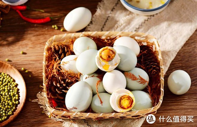 最简单的腌鸭蛋方法，两种方法，简单易学，蛋黄流油