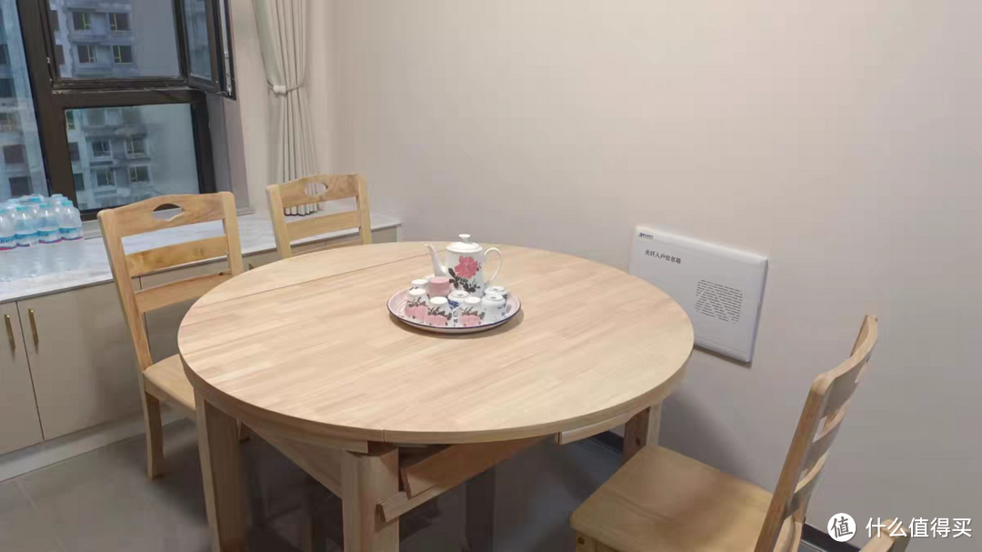 现代简约全实木变圆餐桌：家用小户型的完美选择