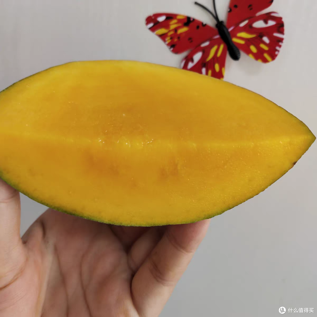 芒果的颜色鲜艳,果肉饱满,每一颗都像是精心雕琢