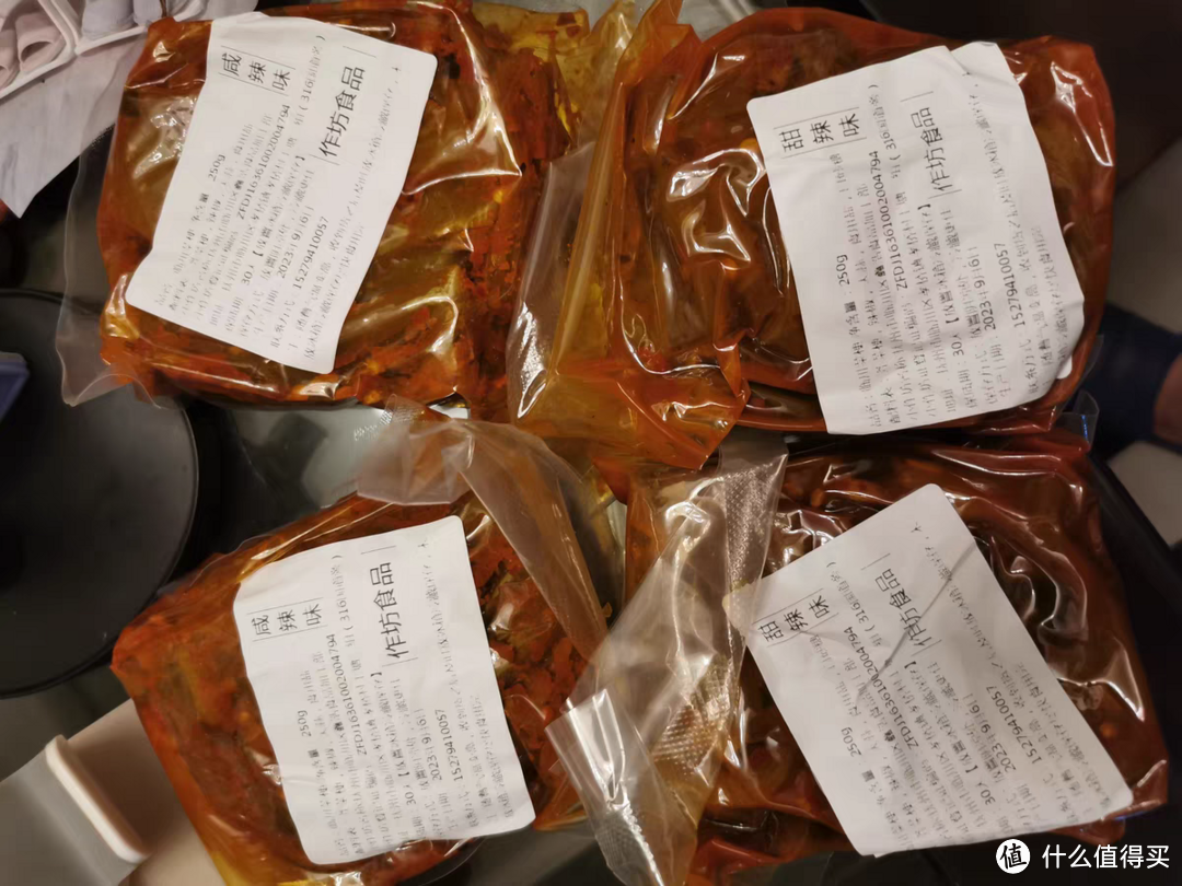 临川菜梗的包装简洁大方，一袋重250g，方便携带，无论是在家中享用，还是在外出旅行时作为零食
