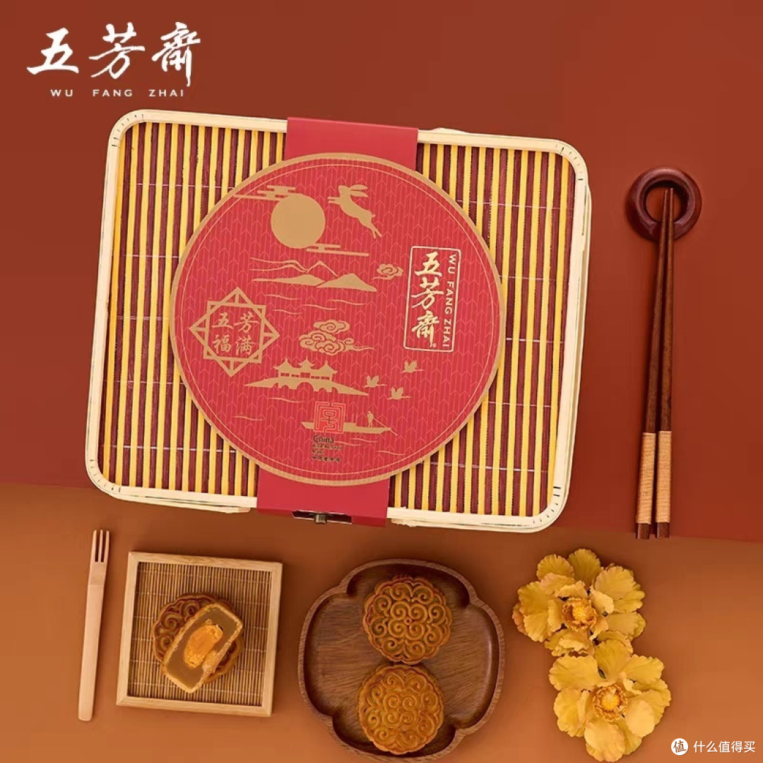 中秋月饼，仿佛是天上的珍珠，散发着诱人的香气，令人陶醉。