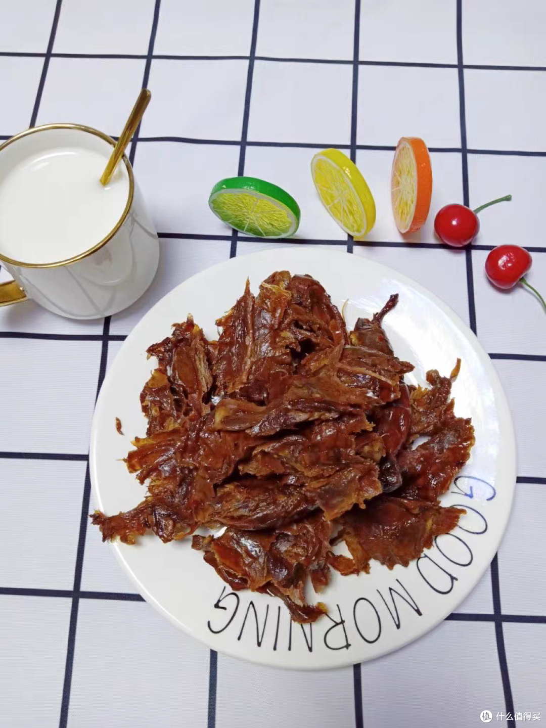 酱板鸭的制作工艺独特，选用优质的鸭子，经过精心的腌制、晾晒、烘烤等多道工序
