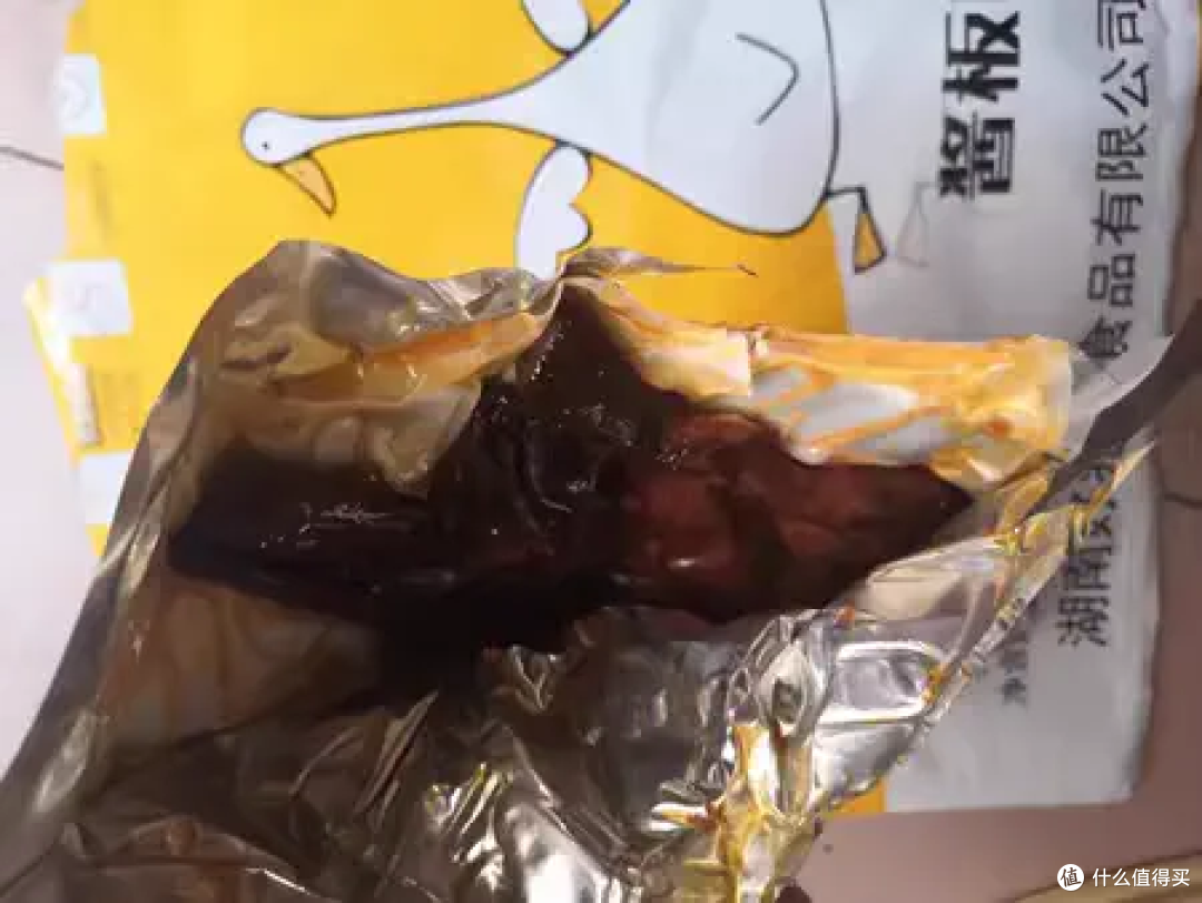 湖南酱板鸭的制作工艺独特,选用优质的鸭子,经过精心的腌制、烘烤,最后用手撕成小块