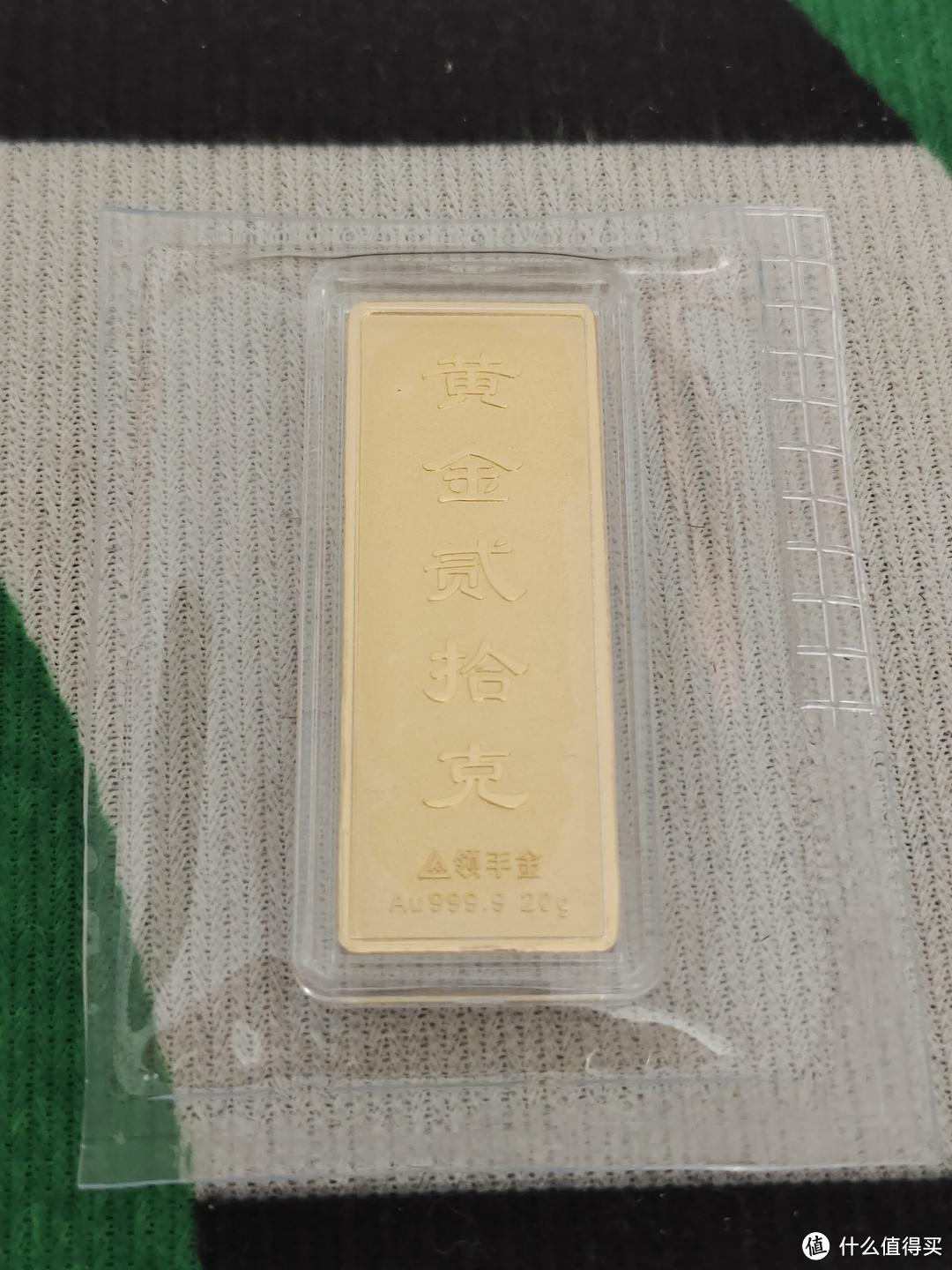 令人振奋的颜色，金砖的金色