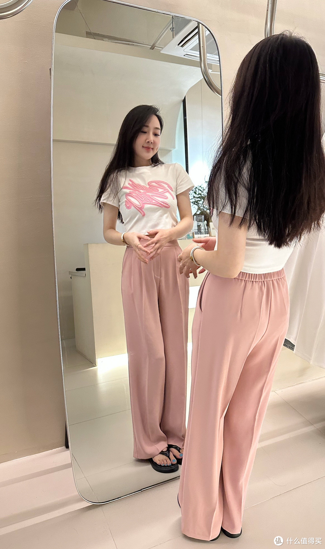 秋日温柔时髦 — 粉色针织T恤与阔腿裤的完美搭配