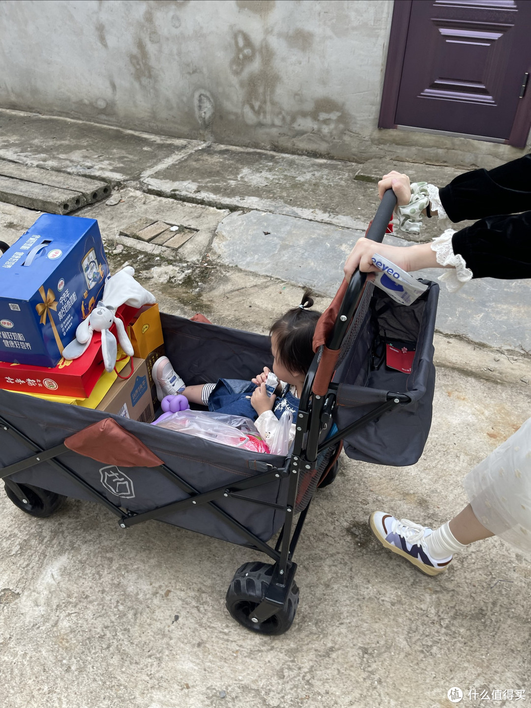 带着老婆孩子回老家，大包小包一个露营车搞定，宝宝怡然自得在车里喝酸奶