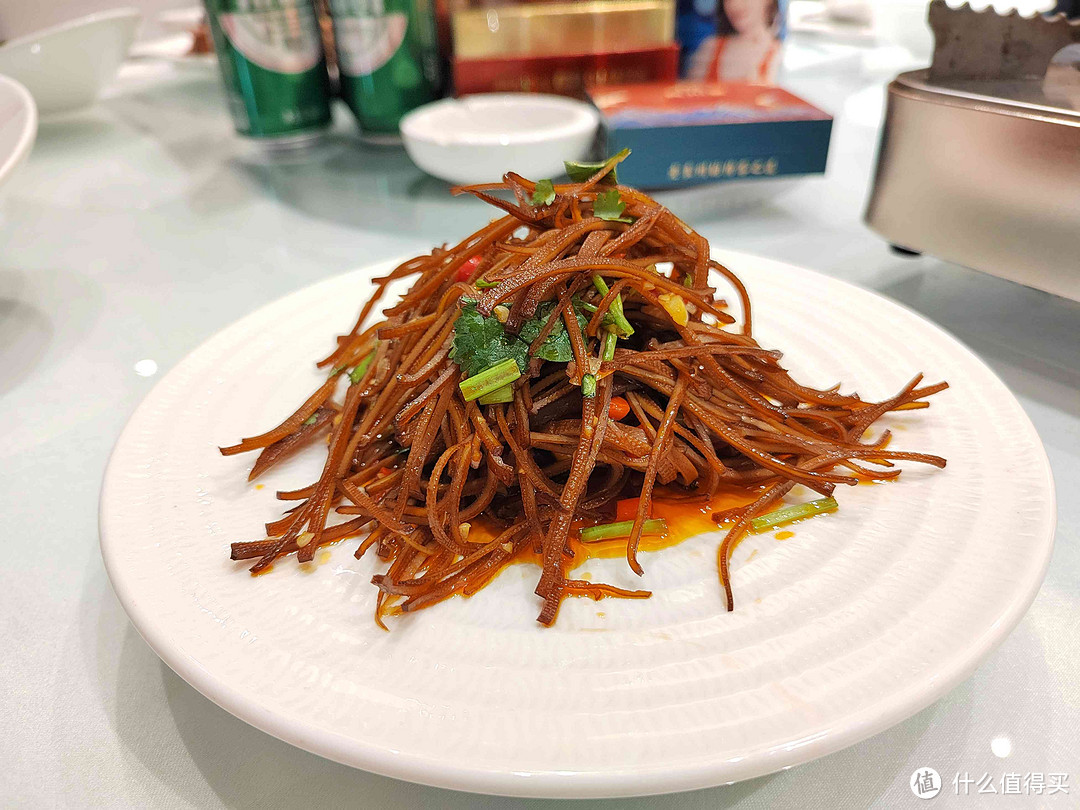 广东小伙随礼600，参加同事婚礼，看到菜品后傻眼了：这能吃饱？
