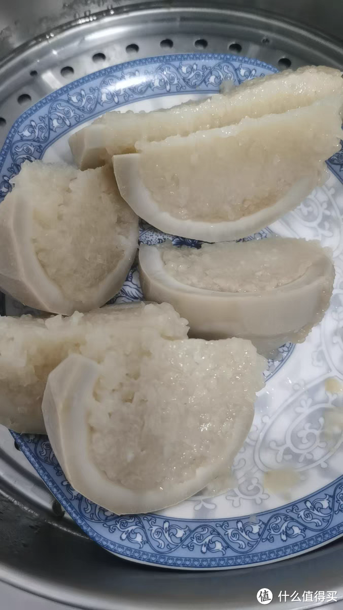 海南的椰子饭是一种用新鲜的椰子肉和米饭烹制而成的美食。椰子饭的制作过程虽然简单
