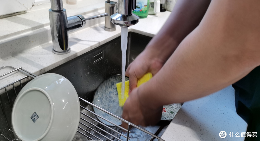 天冷东北男人刷碗水太凉了为了刷干净要在厨房安装热水器