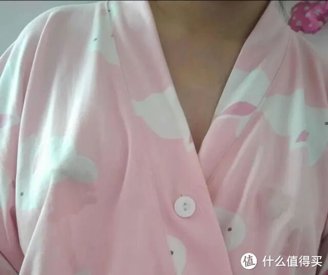 哺乳时宝宝一边吃奶，另一边却自动流出来，这是怎么回事？