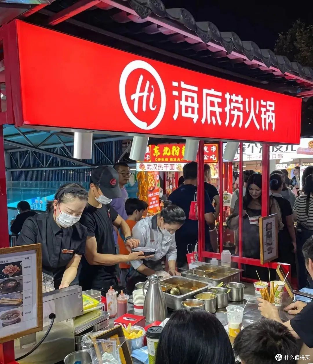 搞露营、玩夜市、开自助,海底捞新动作频出为抱年轻人大腿?