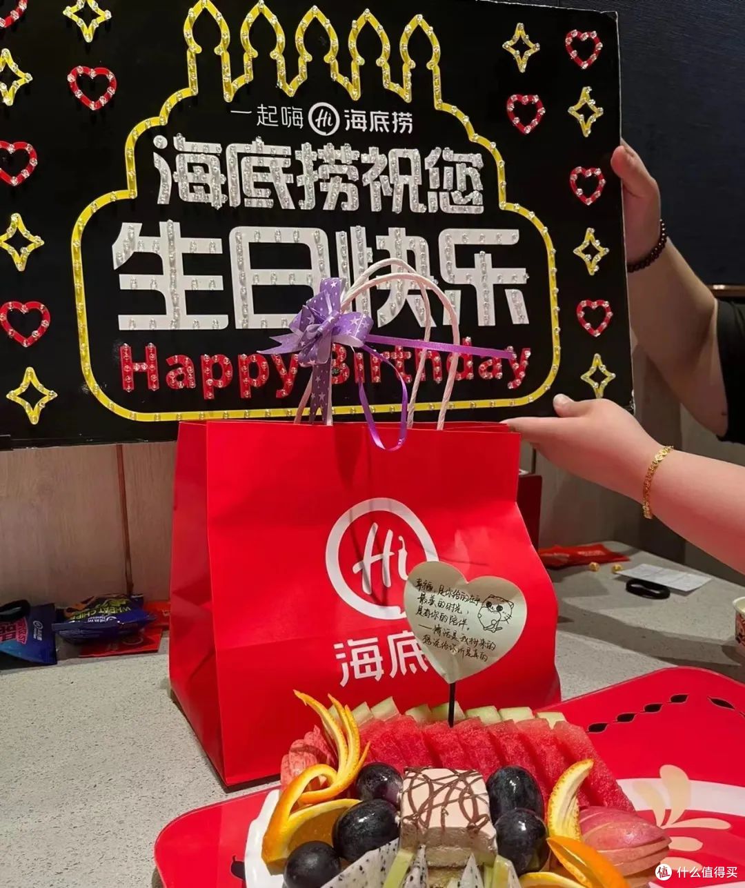 搞露营、玩夜市、开自助,海底捞新动作频出为抱年轻人大腿?