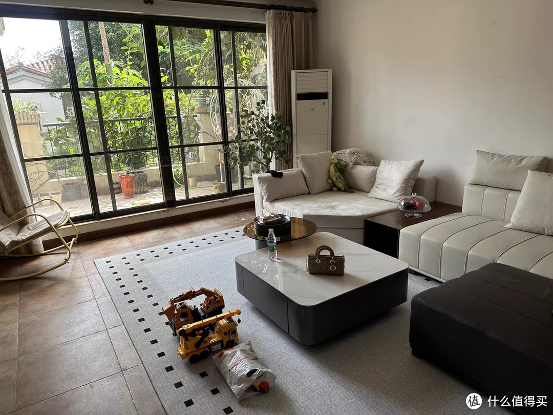 意式极简真皮沙发：大户型现代客厅的优雅之选