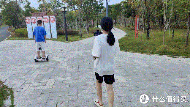 浩瀚M6 Kit云台稳定器评测:AI追踪兼容第三方,解锁运镜新姿势!