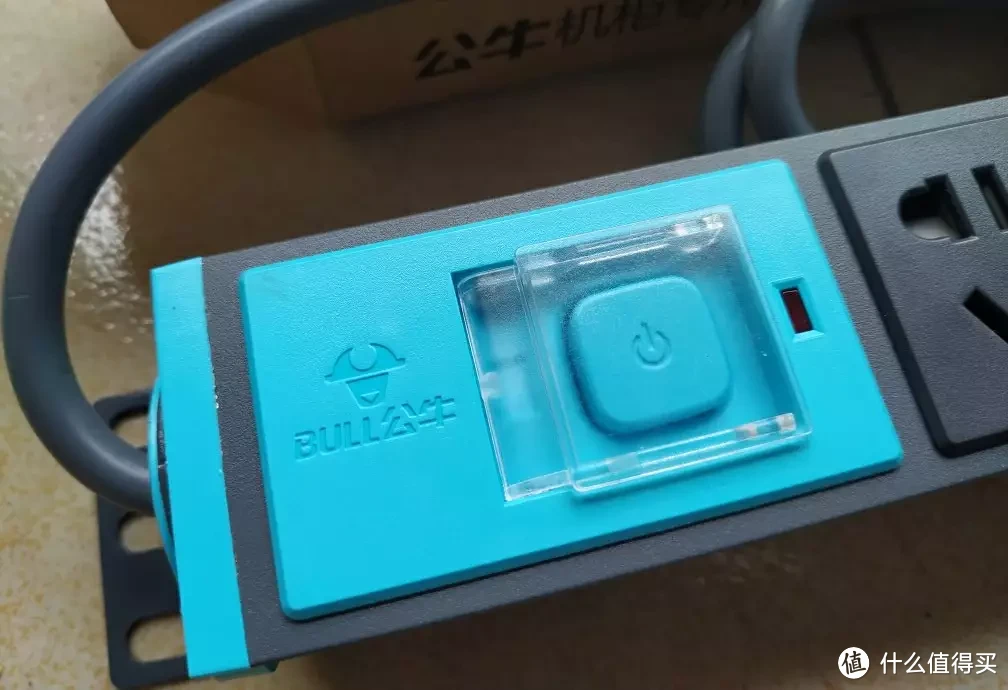 数码桌搭电源中心,便捷实用!—公牛PDU机柜插排