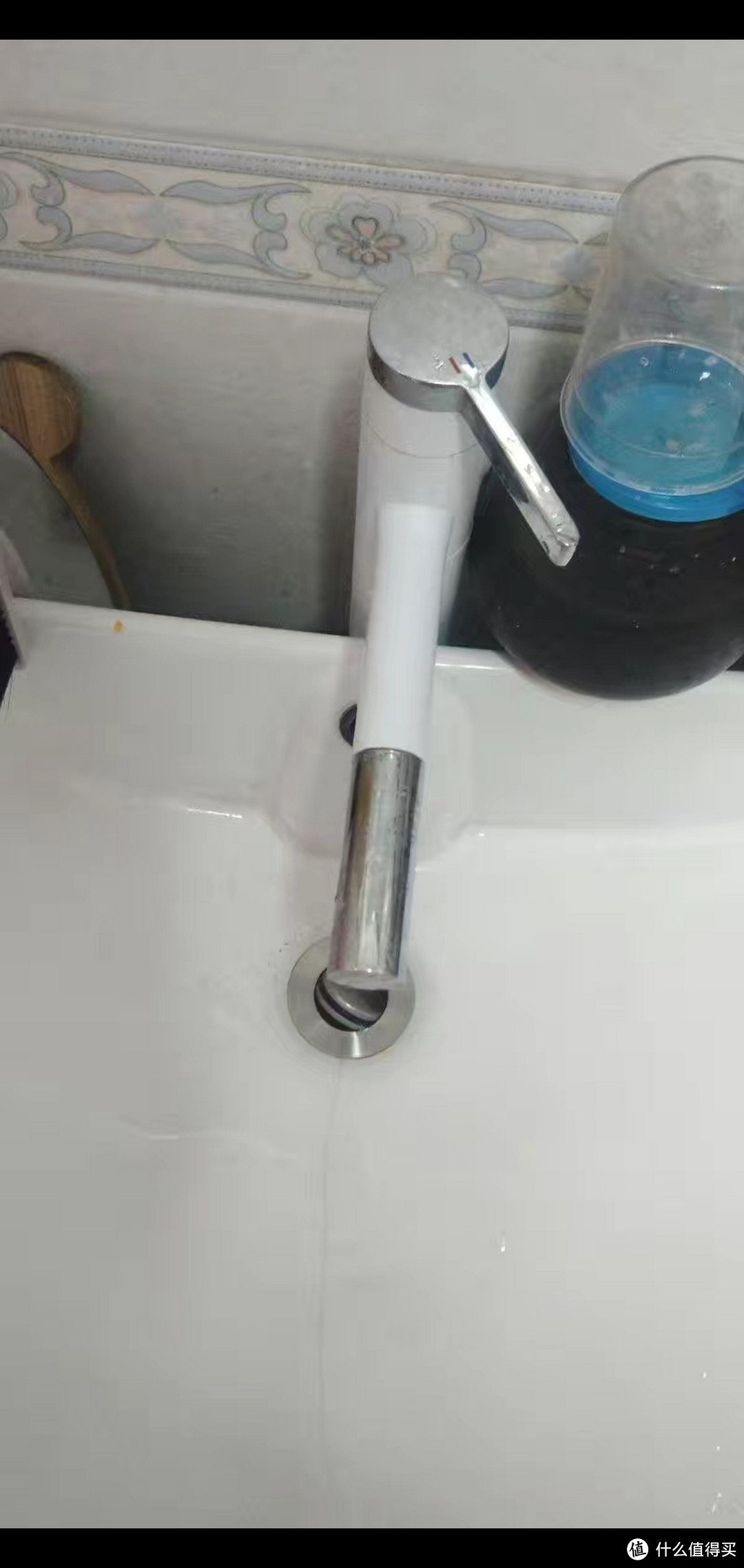 可抽拉式烤漆工艺纯铜卫浴水龙头:灵活便捷,享受舒适的卫浴体验