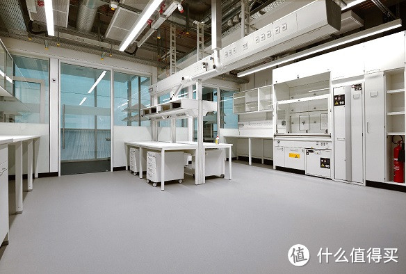 实验室地面应选择什么材料以确保安全性和耐用性？